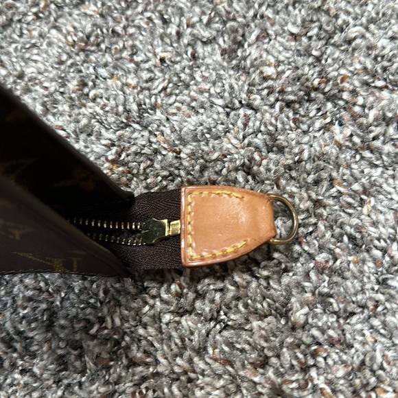 Authentic Louis Vuitton Bucket Bag Pochette in excellent used condition! - Picture 9 of 16